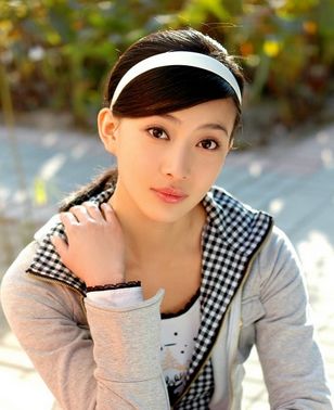 女 星座:巨蟹座 血型:b型 生日:1970年1月1日 简介:  周知,中国女演员